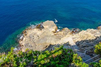La descente vers la mer depuis le sentier des amoureux, Le sentier azur, Cinque Terre, Italie