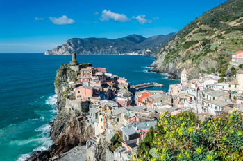 Vue de Vernazza depuis le sentier qui conduit à Corniglia, Le sentier azur, Cinque Terre, Italie