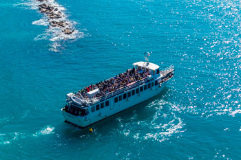 Boot mit Touristen in den Cinque Terre, Italien