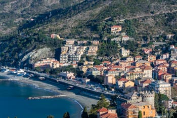 Vedere spre Levanto de pe traseul către Monterosso, Cinque Terre, Italia