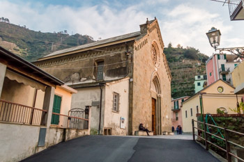 Die Kirche San Lorenzo und der Hauptplatz, Manarola, Cinque Terre, Italien