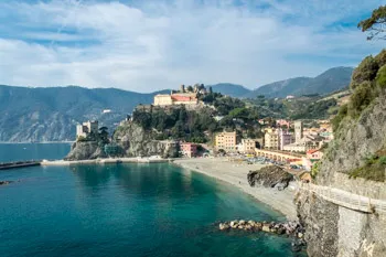 Ansicht vom Blauen Wanderweg auf das Dorf und das Kapuzinerkloster im Winter, Monterosso, Cinque Terre, Italien