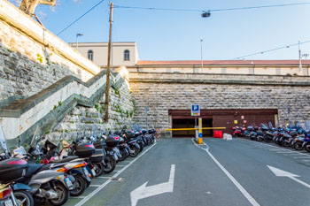 Parcheggio presso la stazione di La Spezia, Cinque Terre, Italia