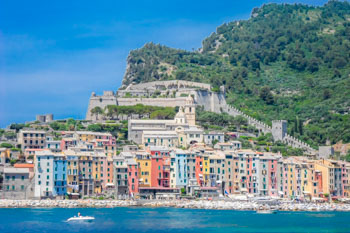 Widok miasteczka z wyspy Palmarii, Portovenere, Cinque Terre, Włochy