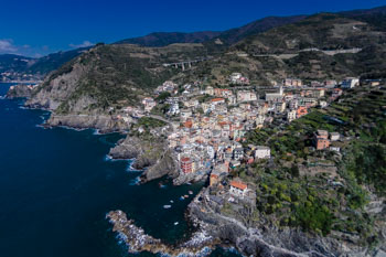 Vista aerea dal drone, Riomaggiore, Cinque Terre, Italia