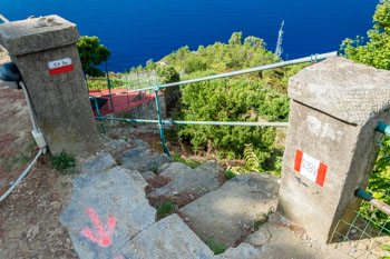 La discesa dal Santuario di Montenero a Riomaggiore, Anello di Riomaggiore, Cinque Terre, Italia