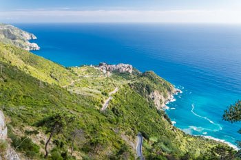 Vedere spre Corniglia de la San Bernardino, Cinque Terre, Italia