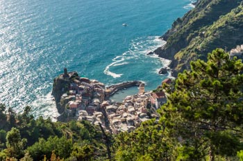 Ansicht von Vernazza vom Wanderweg bei San Bernardino, Cinque Terre, Italien