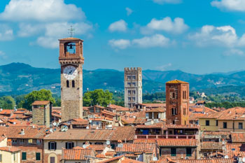 Privire spre turnurile orașului, Lucca, Italia